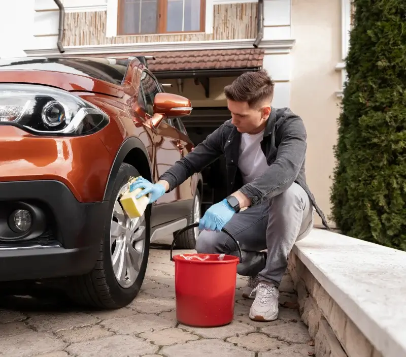 Lavage auto à domicile Beugnon-Thireuil : professionnel intervenant sur un véhicule